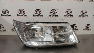 Gebruikte Rechter Koplamp Dodge Journey 2.7 V6 R/T 24V FFV Prijs € 75,00 Margeregeling aangeboden door Autorecycling Reuvers B.V.
