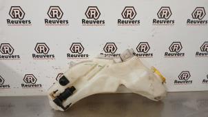 Gebruikte Ruitensproeiertank voor Dodge Journey 2.7 V6 R/T 24V FFV Prijs € 45,00 Margeregeling aangeboden door Autorecycling Reuvers B.V.