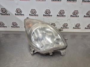 Gebruikte Koplamp rechts Daihatsu Cuore (L251/271/276) 1.0 12V DVVT Prijs € 35,00 Margeregeling aangeboden door Autorecycling Reuvers B.V.