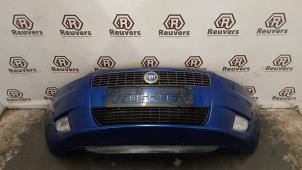 Gebruikte Voorbumper Fiat Grande Punto (199) 1.4 16V Prijs € 90,00 Margeregeling aangeboden door Autorecycling Reuvers B.V.