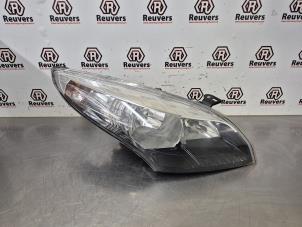 Gebruikte Koplamp rechts Renault Megane III Grandtour (KZ) 1.2 16V TCE 115 Prijs € 100,00 Margeregeling aangeboden door Autorecycling Reuvers B.V.