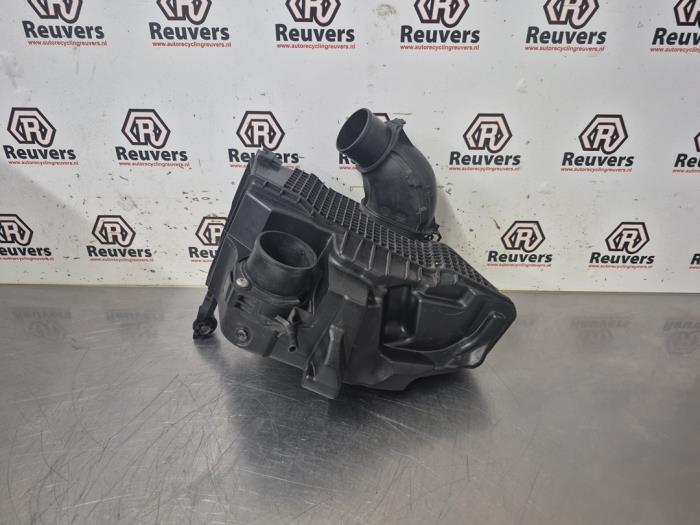 Gebruikte Luchtfilterhuis Renault Clio IV (5R) 0.9 Energy TCE 90 12V Prijs € 30,00 Margeregeling aangeboden door Autorecycling Reuvers B.V.