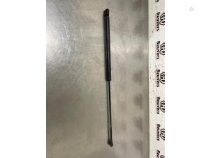 Gebruikte Kofferdekseldemper links-achter Volvo V40 Prijs op aanvraag aangeboden door Autorecycling Reuvers B.V.