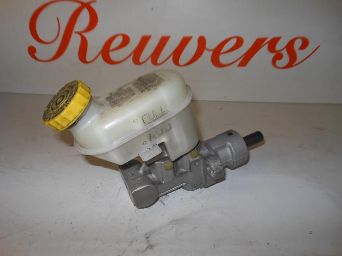 Hoofdremcilinder van een Chrysler PT Cruiser 2.0 16V 2001