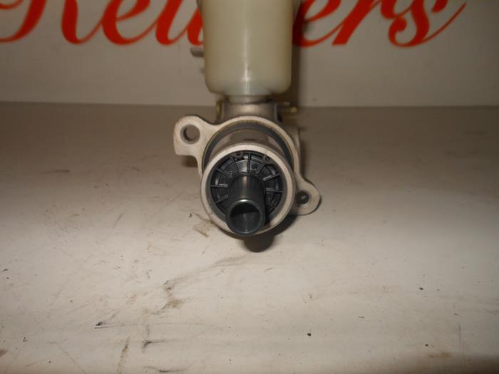 Hoofdremcilinder van een Chrysler PT Cruiser 2.0 16V 2001