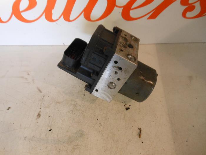 Gebruikte ABS Pomp Ford Mondeo III Wagon 2.0 TDCi 130 16V Prijs € 100,00 Margeregeling aangeboden door Autorecycling Reuvers B.V.