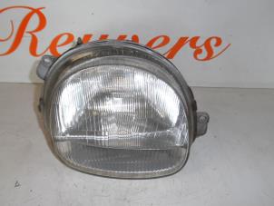 Gebruikte Koplamp rechts Renault Twingo (C06) 1.2 Prijs € 20,00 Margeregeling aangeboden door Autorecycling Reuvers B.V.