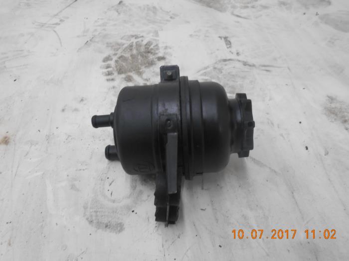 Gebruikte Servo Oliereservoir BMW 3 serie (E46/4) 316i 16V Prijs € 10,00 Margeregeling aangeboden door Autorecycling Reuvers B.V.