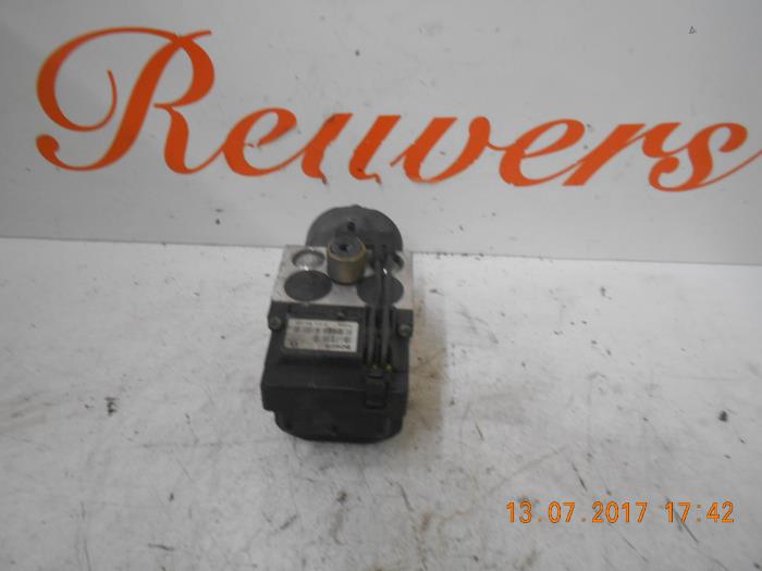 Gebruikte ABS Computer Volkswagen Passat (3B2) 1.8 20V Prijs € 100,00 Margeregeling aangeboden door Autorecycling Reuvers B.V.