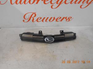 Gebruikte Grille Daihatsu YRV (M2) 1.3 16V DVVT Prijs € 25,00 Margeregeling aangeboden door Autorecycling Reuvers B.V.