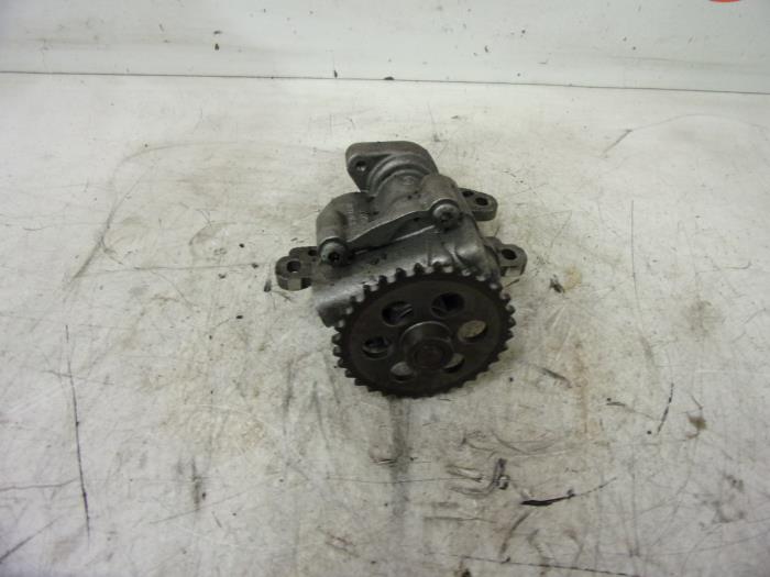 Gebruikte Oliepomp Ford Transit 2.4 TDdi 16V 330L RWD Prijs € 40,00 Margeregeling aangeboden door Autorecycling Reuvers B.V.
