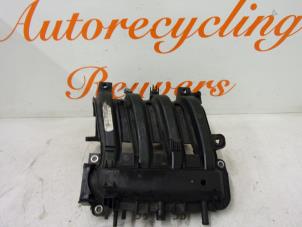 Gebruikte Inlaatspruitstuk Dacia Sandero I (BS) 1.2 16V Prijs € 35,00 Margeregeling aangeboden door Autorecycling Reuvers B.V.