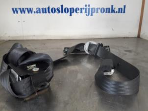 Gebruikte Veiligheidsgordel rechts-voor Kia Sportage (JE) 2.7 V6 24V 4x4 Prijs € 125,00 Margeregeling aangeboden door Autosloopbedrijf Jan Pronk B.V.