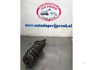 Gebruikte Mac Phersonpoot links-voor Peugeot 207 SW (WE/WU) 1.4 16V Vti Prijs € 40,00 Margeregeling aangeboden door Autosloopbedrijf Jan Pronk B.V.