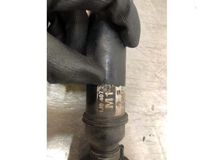 Aandrijfas links-voor van een Volkswagen Golf IV (1J1) 1.9 TDI 100 2003