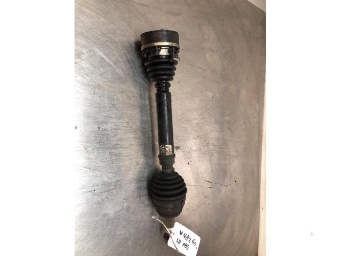 Aandrijfas links-voor van een Volkswagen Golf IV (1J1) 1.9 TDI 100 2003