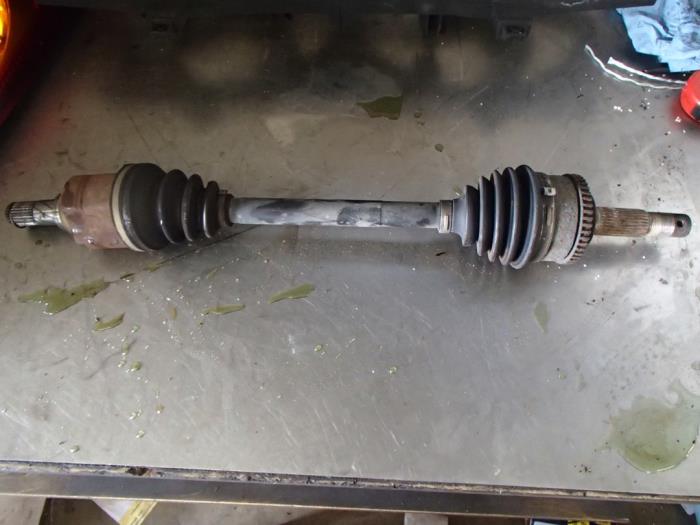 Gebruikte Steekas links-voor Nissan Almera Tino (V10M) 1.8 16V Prijs € 60,00 Margeregeling aangeboden door Autosloopbedrijf Jan Pronk B.V.