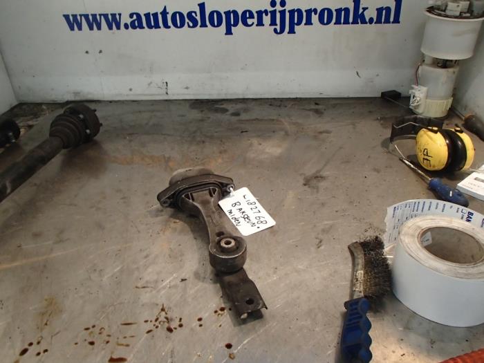 Gebruikte Versnellingsbak Steun Seat Leon (1M1) 1.4 16V Prijs € 20,00 Margeregeling aangeboden door Autosloopbedrijf Jan Pronk B.V.