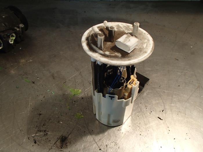Gebruikte Tank element Pomp Mercedes Vito (639.6) 2.2 109 CDI 16V Prijs € 75,00 Margeregeling aangeboden door Autosloopbedrijf Jan Pronk B.V.