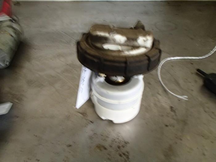 Gebruikte Tank element Pomp Renault Clio II (BB/CB) 1.4 16V Prijs € 50,00 Margeregeling aangeboden door Autosloopbedrijf Jan Pronk B.V.