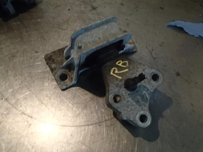 Gebruikte Motorsteun Renault Clio III (BR/CR) 1.2 16V TCe 100 Prijs € 50,00 Margeregeling aangeboden door Autosloopbedrijf Jan Pronk B.V.