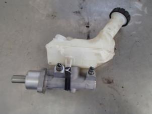 Gebruikte Hoofdremcilinder Renault Clio III (BR/CR) 1.2 16V TCe 100 Prijs € 35,00 Margeregeling aangeboden door Autosloopbedrijf Jan Pronk B.V.