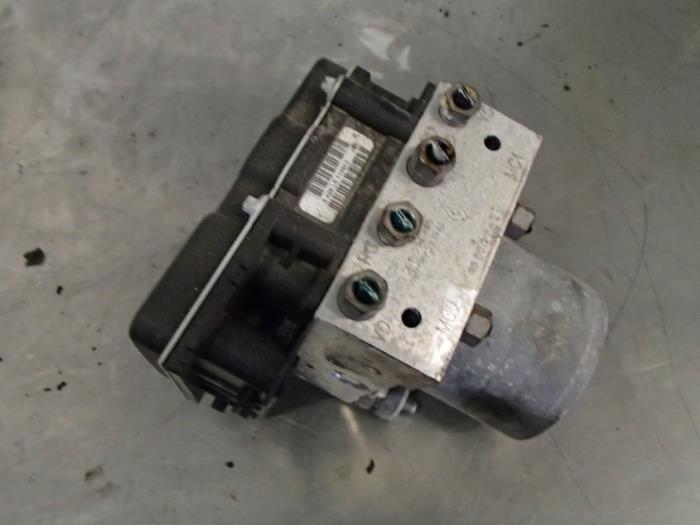 Gebruikte ABS Pomp Renault Clio III (BR/CR) 1.2 16V TCe 100 Prijs € 125,00 Margeregeling aangeboden door Autosloopbedrijf Jan Pronk B.V.
