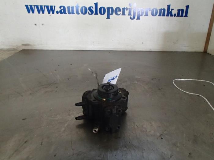 Gebruikte Dieselpomp Kia Carens II (FJ) 2.0 CRDI 16V Prijs € 150,00 Margeregeling aangeboden door Autosloopbedrijf Jan Pronk B.V.