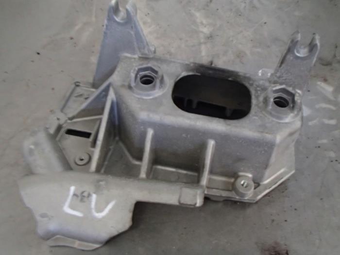 Gebruikte Motorsteun Renault Clio III (BR/CR) 1.2 16V TCe 100 Prijs € 25,00 Margeregeling aangeboden door Autosloopbedrijf Jan Pronk B.V.