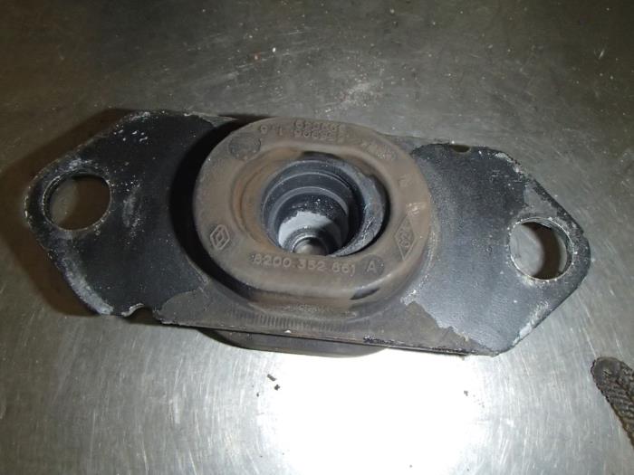 Gebruikte Motorsteun Renault Clio III (BR/CR) 1.2 16V TCe 100 Prijs € 25,00 Margeregeling aangeboden door Autosloopbedrijf Jan Pronk B.V.