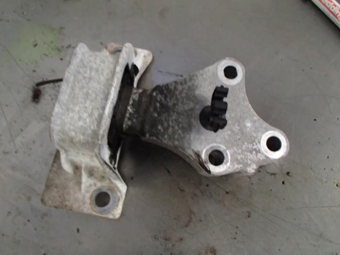 Gebruikte Motorsteun Renault Clio III (BR/CR) 1.2 16V TCe 100 Prijs € 25,00 Margeregeling aangeboden door Autosloopbedrijf Jan Pronk B.V.