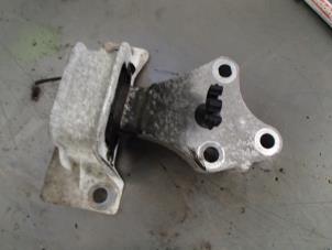 Gebruikte Motorrubber Renault Clio III (BR/CR) 1.2 16V TCe 100 Prijs € 25,00 Margeregeling aangeboden door Autosloopbedrijf Jan Pronk B.V.