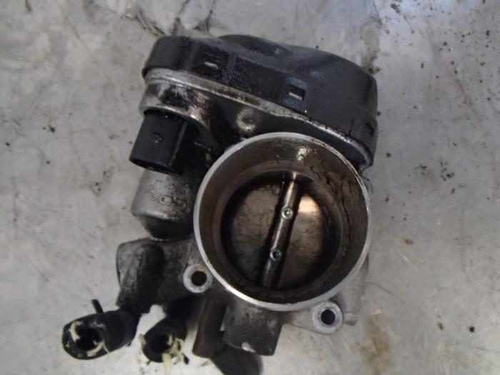 Gebruikte Gasklephuis Seat Cordoba Facelift (6C2/6K2) 1.6 Prijs € 50,00 Margeregeling aangeboden door Autosloopbedrijf Jan Pronk B.V.