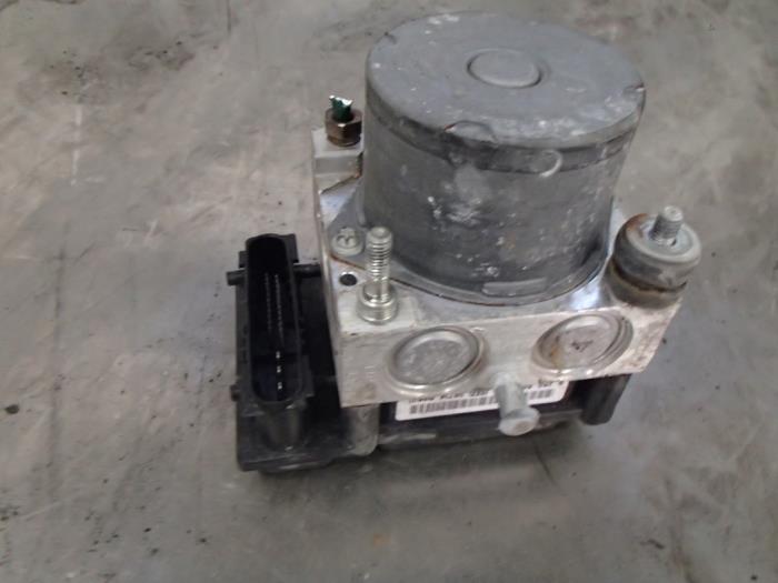 Gebruikte ABS Pomp Renault Clio II (BB/CB) 1.2 16V Prijs € 100,00 Margeregeling aangeboden door Autosloopbedrijf Jan Pronk B.V.