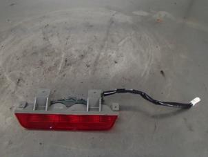 Gebruikte Extra Remlicht midden Mitsubishi Space Wagon (N8/N9) 2.4 16V GDI GLX Prijs € 20,00 Margeregeling aangeboden door Autosloopbedrijf Jan Pronk B.V.