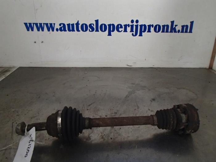 Gebruikte Steekas links-voor Volkswagen Polo III (6N1) 1.6i 75 Prijs € 35,00 Margeregeling aangeboden door Autosloopbedrijf Jan Pronk B.V.