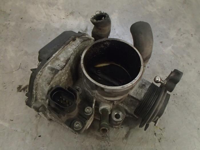 Gebruikte Gasklephuis Volkswagen Passat Variant (3B5) 1.8 20V Prijs € 50,00 Margeregeling aangeboden door Autosloopbedrijf Jan Pronk B.V.