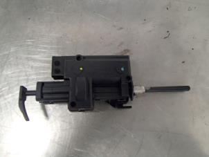 Gebruikte Motor Tankklepvergrendeling Renault Grand Scénic II (JM) 1.9 dCi 120 Prijs € 25,00 Margeregeling aangeboden door Autosloopbedrijf Jan Pronk B.V.