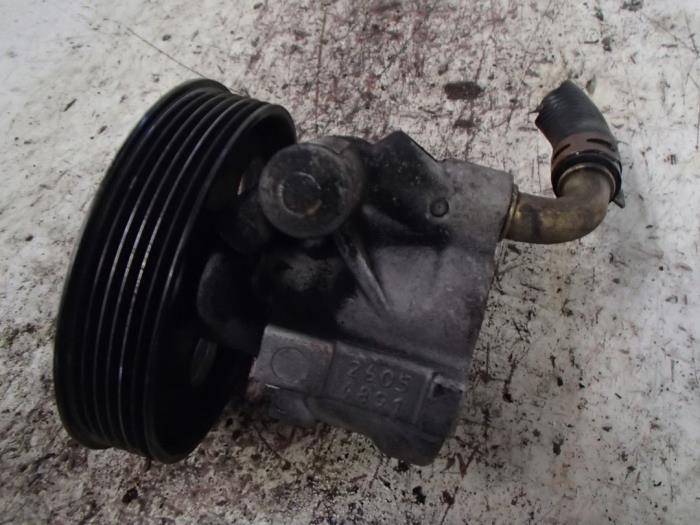 Gebruikte Pomp Servo Renault Laguna II (BG) 1.6 16V Prijs € 40,00 Margeregeling aangeboden door Autosloopbedrijf Jan Pronk B.V.