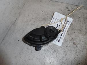 Gebruikte Centrale deurvergrendeling Schakelaar Hyundai Santafe Prijs € 15,00 Margeregeling aangeboden door Autosloopbedrijf Jan Pronk B.V.