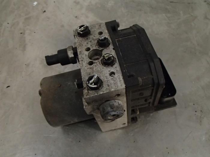 Gebruikte ABS Pomp Volkswagen Passat 4Motion (3B3) 2.8 V6 30V Prijs € 100,00 Margeregeling aangeboden door Autosloopbedrijf Jan Pronk B.V.