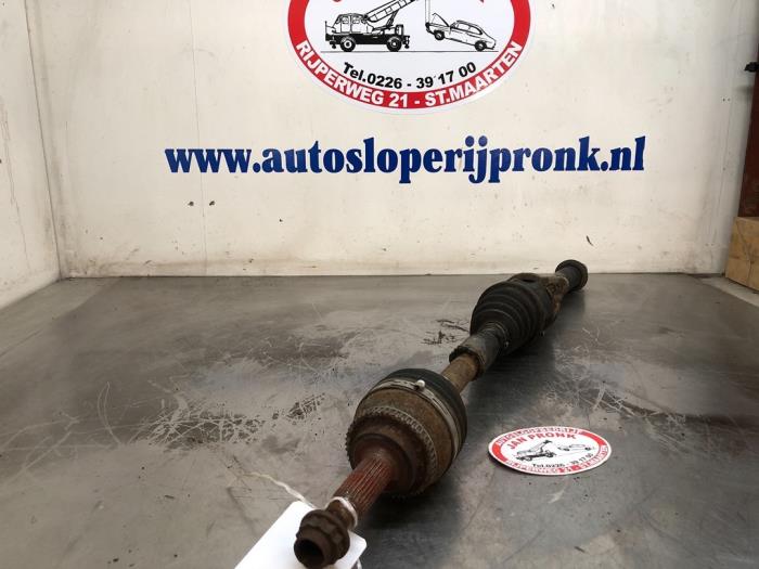Gebruikte Steekas rechts-voor Toyota Avensis (T25/B1D) 2.0 16V VVT-i D4 Prijs € 50,00 Margeregeling aangeboden door Autosloopbedrijf Jan Pronk B.V.