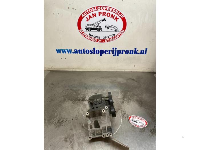 Gebruikte Dynamosteun boven Mercedes A (W169) 1.5 A-150 5-Drs. Prijs € 40,00 Margeregeling aangeboden door Autosloopbedrijf Jan Pronk B.V.