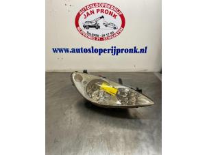 Gebruikte Rechter Koplamp Peugeot 307 Break (3E) 2.0 16V Prijs € 40,00 Margeregeling aangeboden door Autosloopbedrijf Jan Pronk B.V.