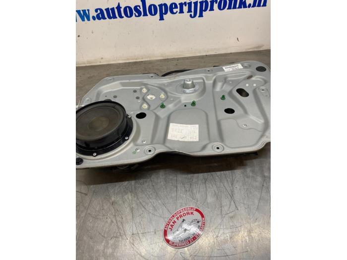 Ruitmechaniek 4Deurs rechts-voor van een Volkswagen Touran (1T1/T2) 2.0 TDI 16V 140 2008