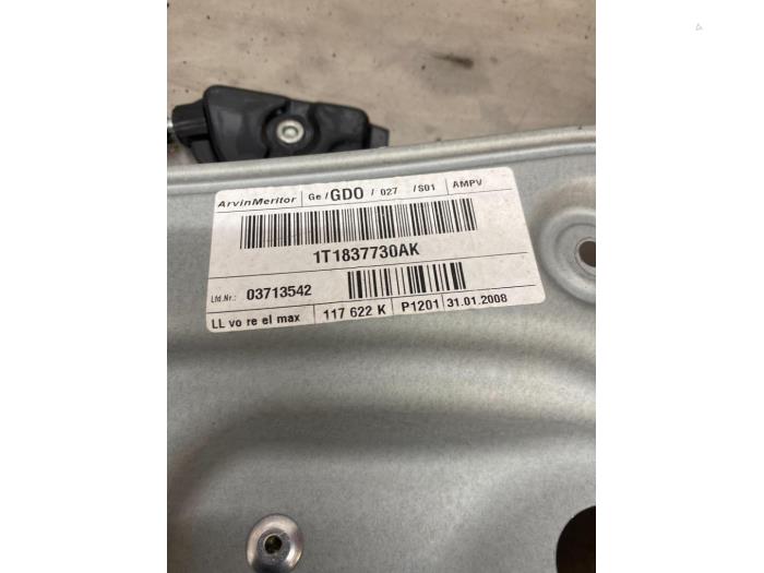 Ruitmechaniek 4Deurs rechts-voor van een Volkswagen Touran (1T1/T2) 2.0 TDI 16V 140 2008