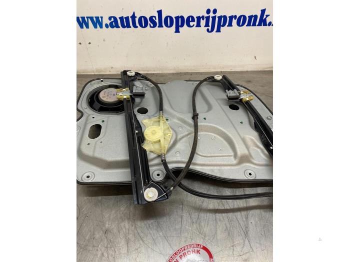 Ruitmechaniek 4Deurs rechts-voor van een Volkswagen Touran (1T1/T2) 2.0 TDI 16V 140 2008