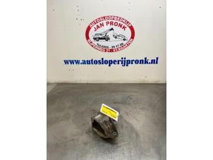 Gebruikte Versnellingsbak Steun Opel Astra J Sports Tourer (PD8/PE8/PF8) 1.4 Turbo 16V Prijs € 15,00 Margeregeling aangeboden door Autosloopbedrijf Jan Pronk B.V.