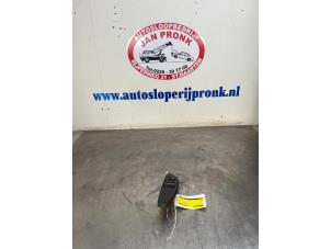 Gebruikte Elektrisch Raam Schakelaar Toyota Yaris (P1) 1.3 16V VVT-i Prijs € 25,00 Margeregeling aangeboden door Autosloopbedrijf Jan Pronk B.V.
