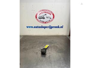 Gebruikte Elektrisch Raam Schakelaar Honda Civic (EP/EU) 1.6 16V VTEC Prijs € 25,00 Margeregeling aangeboden door Autosloopbedrijf Jan Pronk B.V.